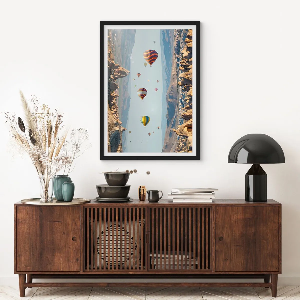 Pôster com moldura preta - Balões de ar quente flutuando sobre terrenos rochosos - 50x70cm - Tudo é possível aqui - Decoração de parede moderna para a sala de estar e quarto ARTTOR