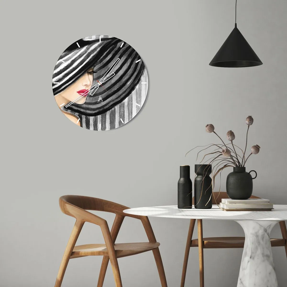 Relógio de parede - Relógio em vidro - O rosto de uma mulher com um elegante chapéu listrado preto e branco - 30x30cm - Onde encontrar-te? - Decoração de parede moderna para a sala de estar, cozinha e quarto ARTTOR
