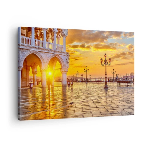 Quadro em tela - Pôr do sol dourado na praça da cidade com arcadas e lâmpadas - 70x50cm - Onde está todo mundo? - Decoração de parede moderna para a sala de estar e quarto ARTTOR