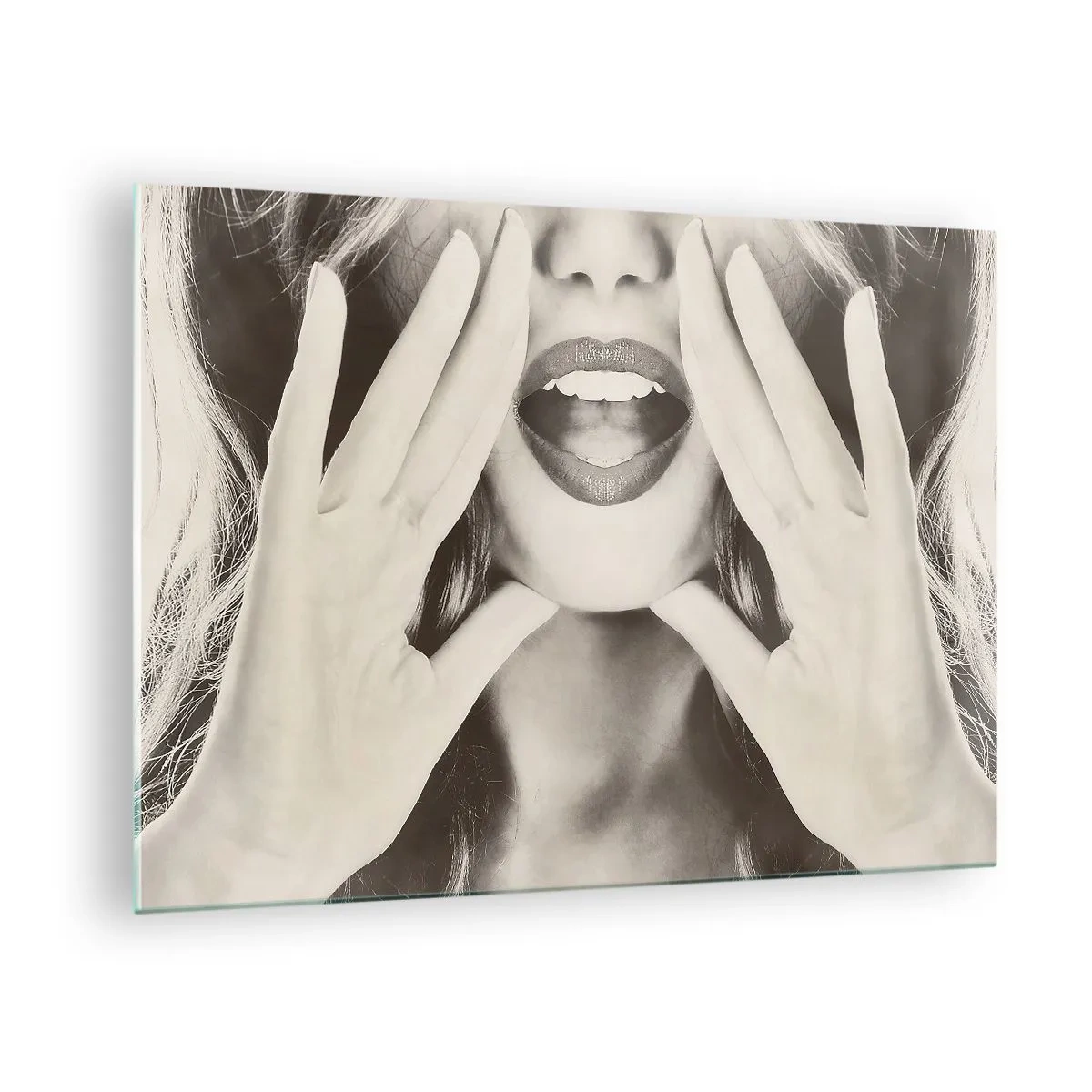 Quadro em vidro - Uma mulher com batom nos lábios e as mãos no rosto - 70x50cm - Já vou! - Decoração de parede moderna para a sala de estar e quarto ARTTOR