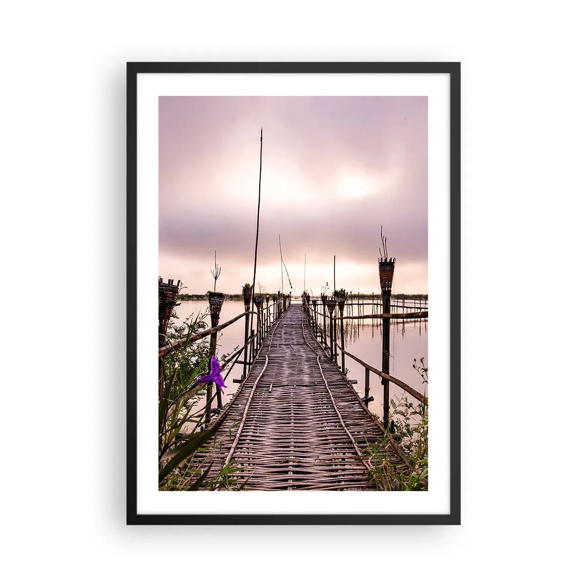 Pôster com moldura preta - Ponte de bambu sobre águas calmas ao entardecer - 50x70cm - Paz e tranquilidade da Ásia - Decoração de parede moderna para a sala de estar e quarto ARTTOR