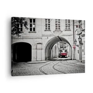 Quadro em tela - Um bonde preto e branco em uma rua histórica da cidade - 70x50cm - Através do labirinto urbano - Decoração de parede moderna para a sala de estar e quarto ARTTOR