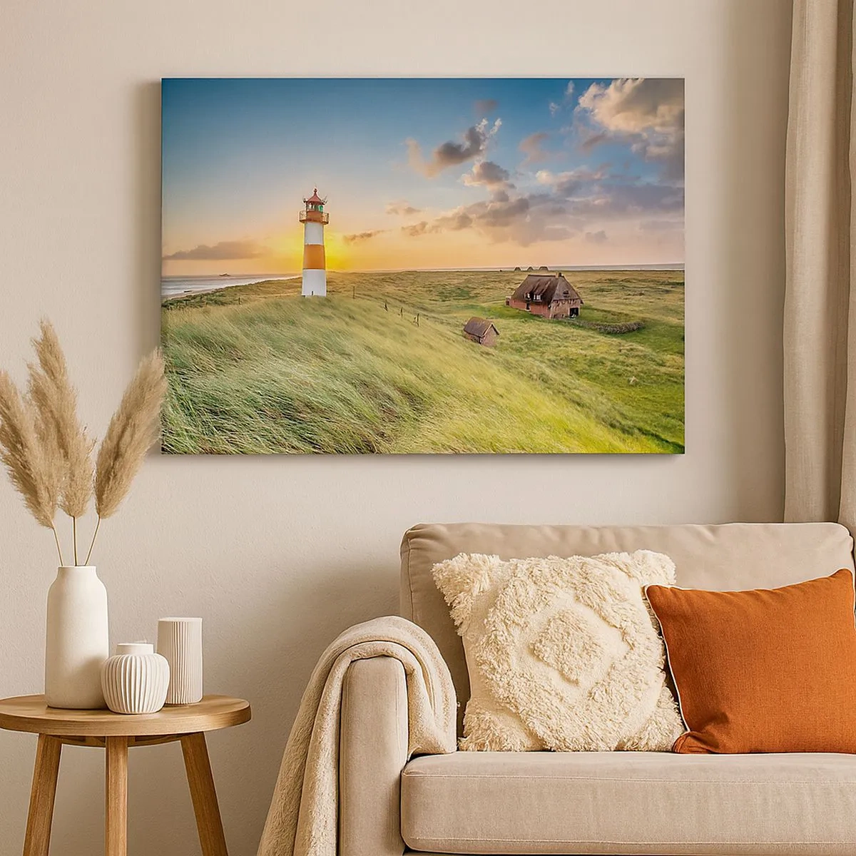 Quadro em tela - Um farol com prados e casas ao sol ao fundo - 70x50cm - Entre as ondas - Decoração de parede moderna para a sala de estar e quarto ARTTOR