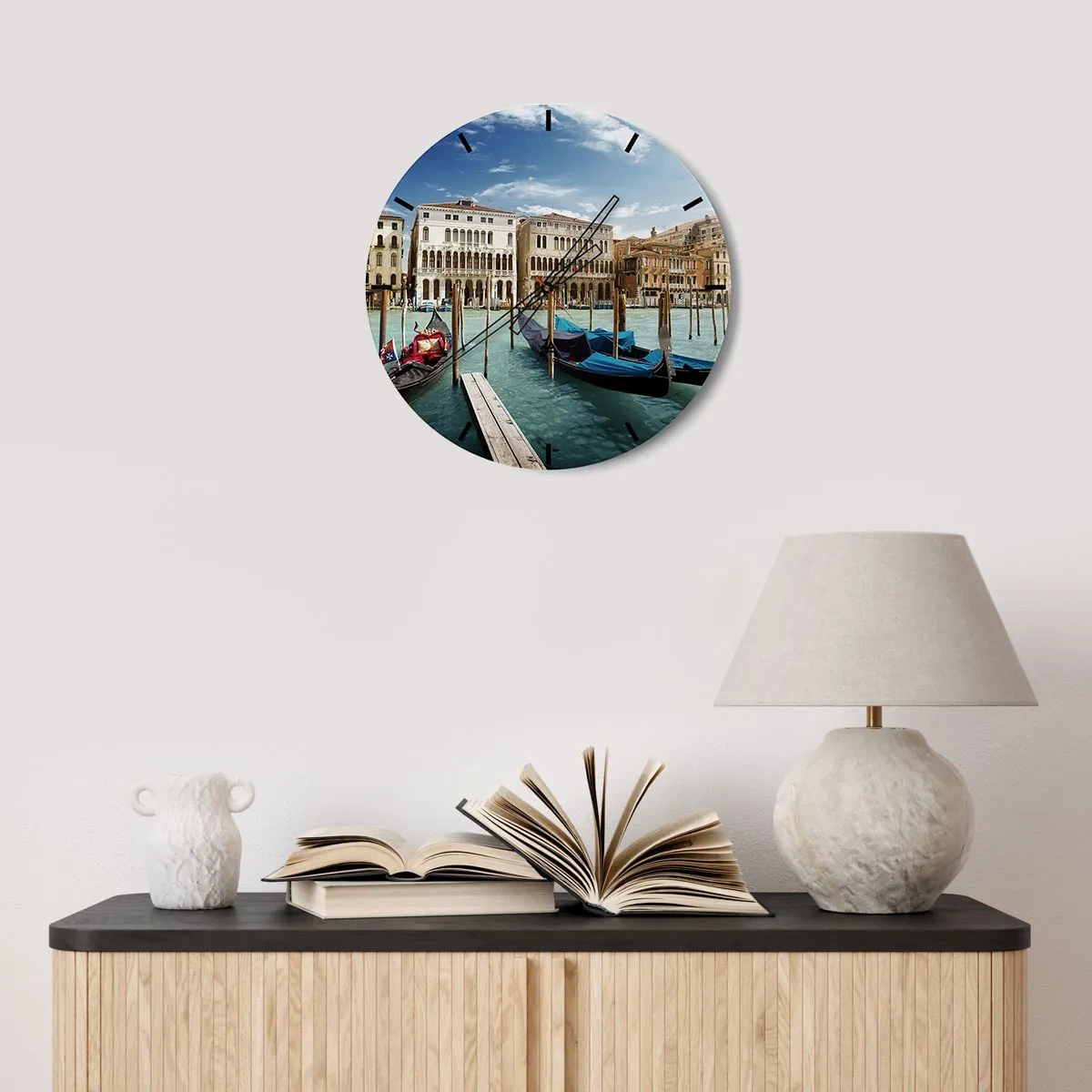 Relógio de parede - Relógio em vidro - Um canal veneziano com gôndolas e edifícios históricos - 30x30cm - Palácios em azul - Decoração de parede moderna para a sala de estar, cozinha e quarto ARTTOR