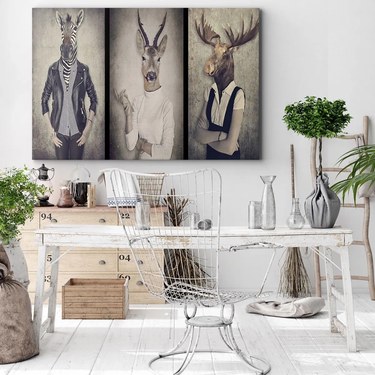 Quadro em tela - Um tríptico com figuras de animais em trajes humanos sobre um fundo artístico - 70x50cm - Deixem os gestos falar - Decoração de parede moderna para a sala de estar e quarto ARTTOR