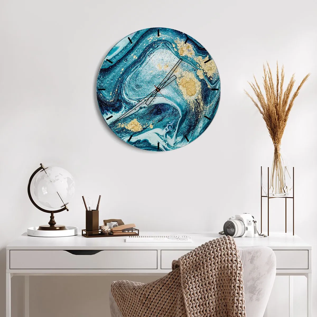 Relógio de parede - Relógio em vidro - Um redemoinho abstrato em tons de azul e dourado com efeito mármore. - 30x30cm - Redemoinho azul - Decoração de parede moderna para a sala de estar, cozinha e quarto ARTTOR