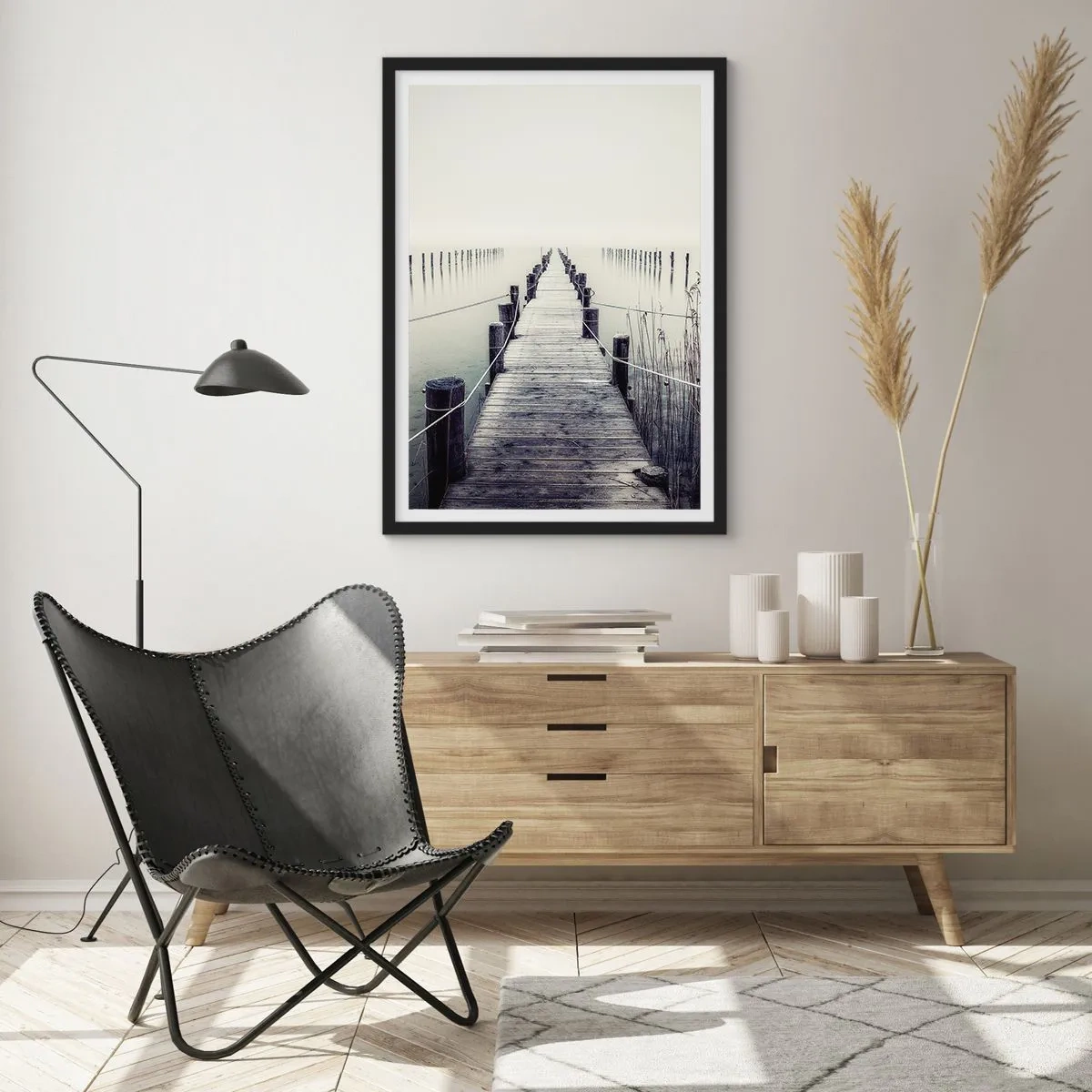 Pôster com moldura preta - Uma ponte de madeira que conduz a uma extensão de água enevoada - 50x70cm - Mergulhe em paz - Decoração de parede moderna para a sala de estar e quarto ARTTOR