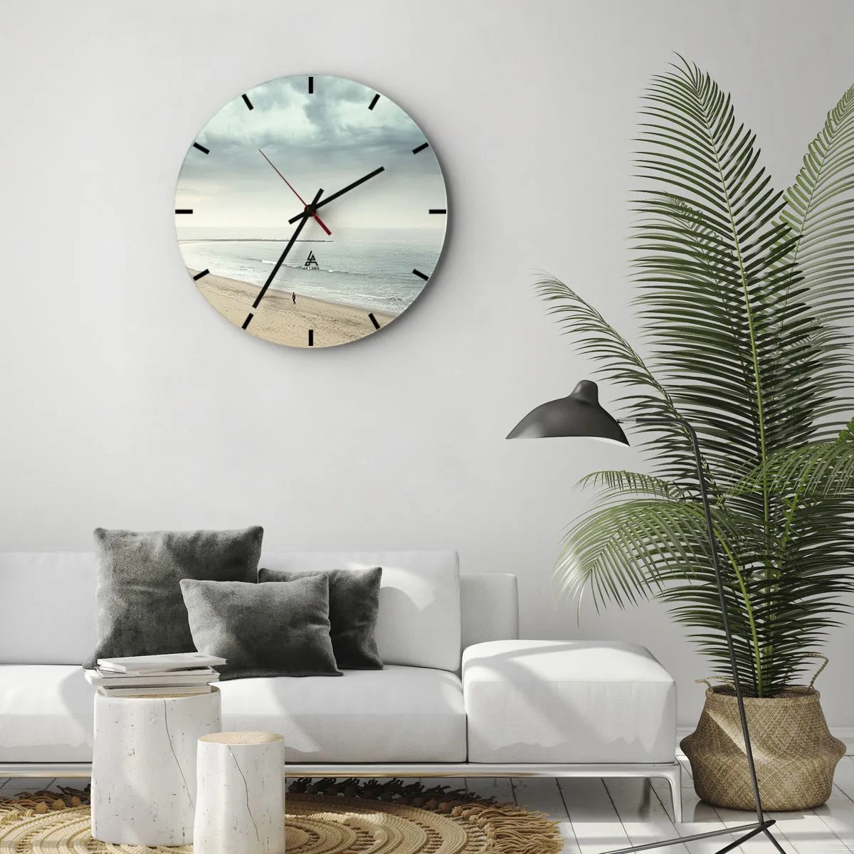 Relógio de parede - Relógio em vidro - Uma figura solitária caminha pela praia sob um céu nublado. - 30x30cm - Em busca da paz - Decoração de parede moderna para a sala de estar, cozinha e quarto ARTTOR
