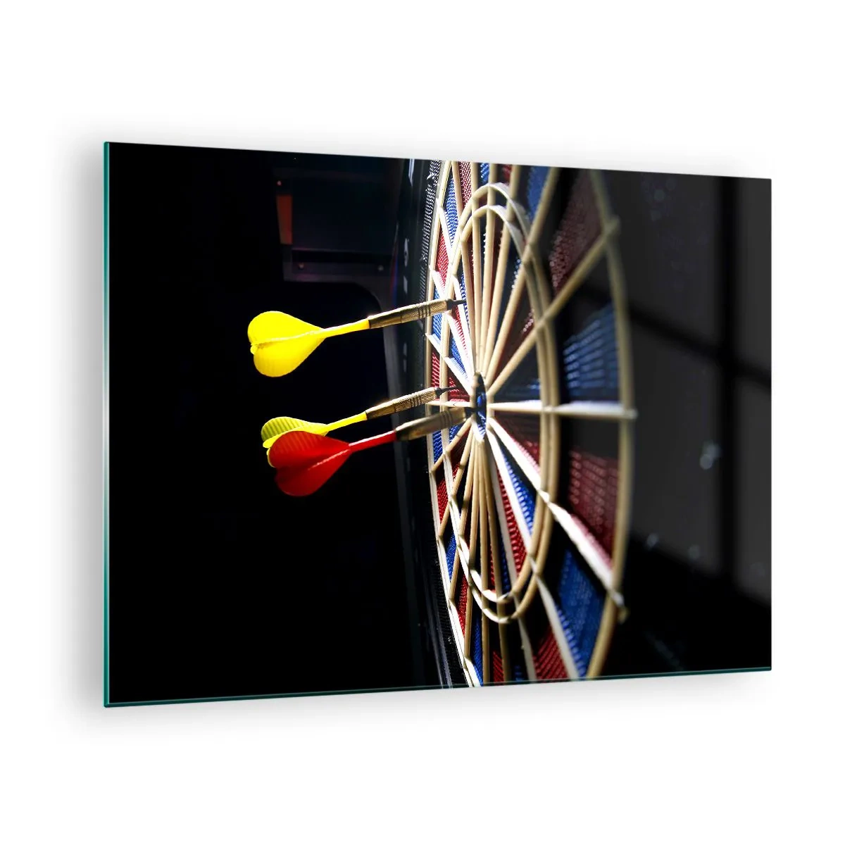 Quadro em vidro - Dardos atingindo um alvo em um ambiente escuro - 70x50cm - Direto ao ponto - Decoração de parede moderna para a sala de estar e quarto ARTTOR