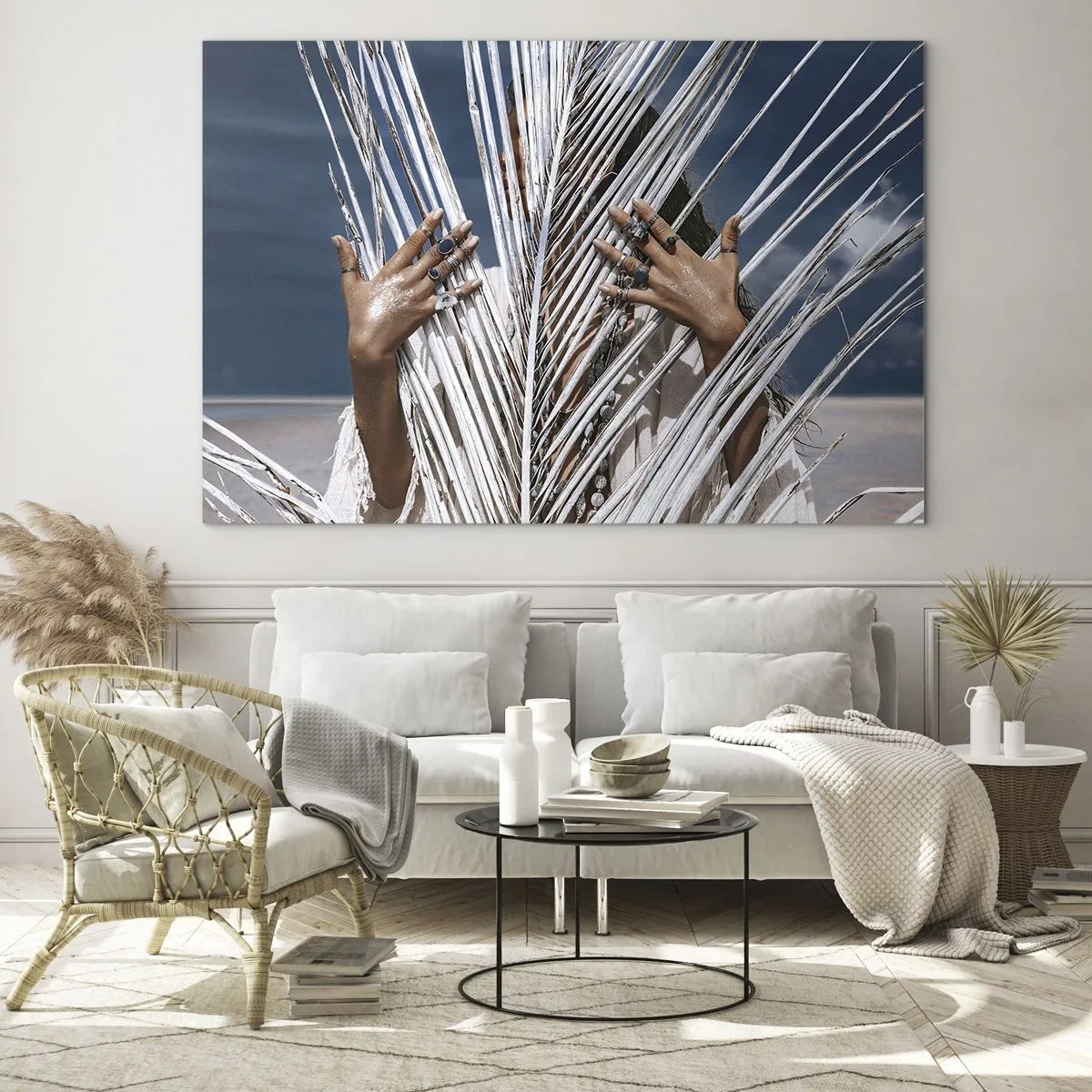 Quadro em vidro - Mãos de uma mulher decoradas com anéis atrás de uma palmeira seca - 70x50cm - A xamã - Decoração de parede moderna para a sala de estar e quarto ARTTOR
