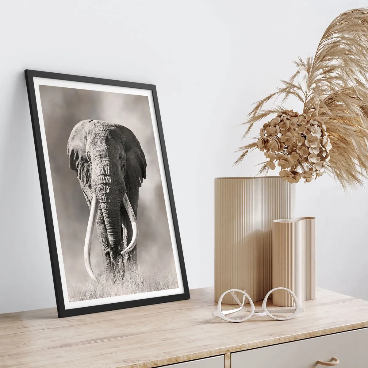 Pôster com moldura preta - Retrato monocromático de um elefante majestoso - 50x70cm - Patriarca africano - Decoração de parede moderna para a sala de estar e quarto ARTTOR