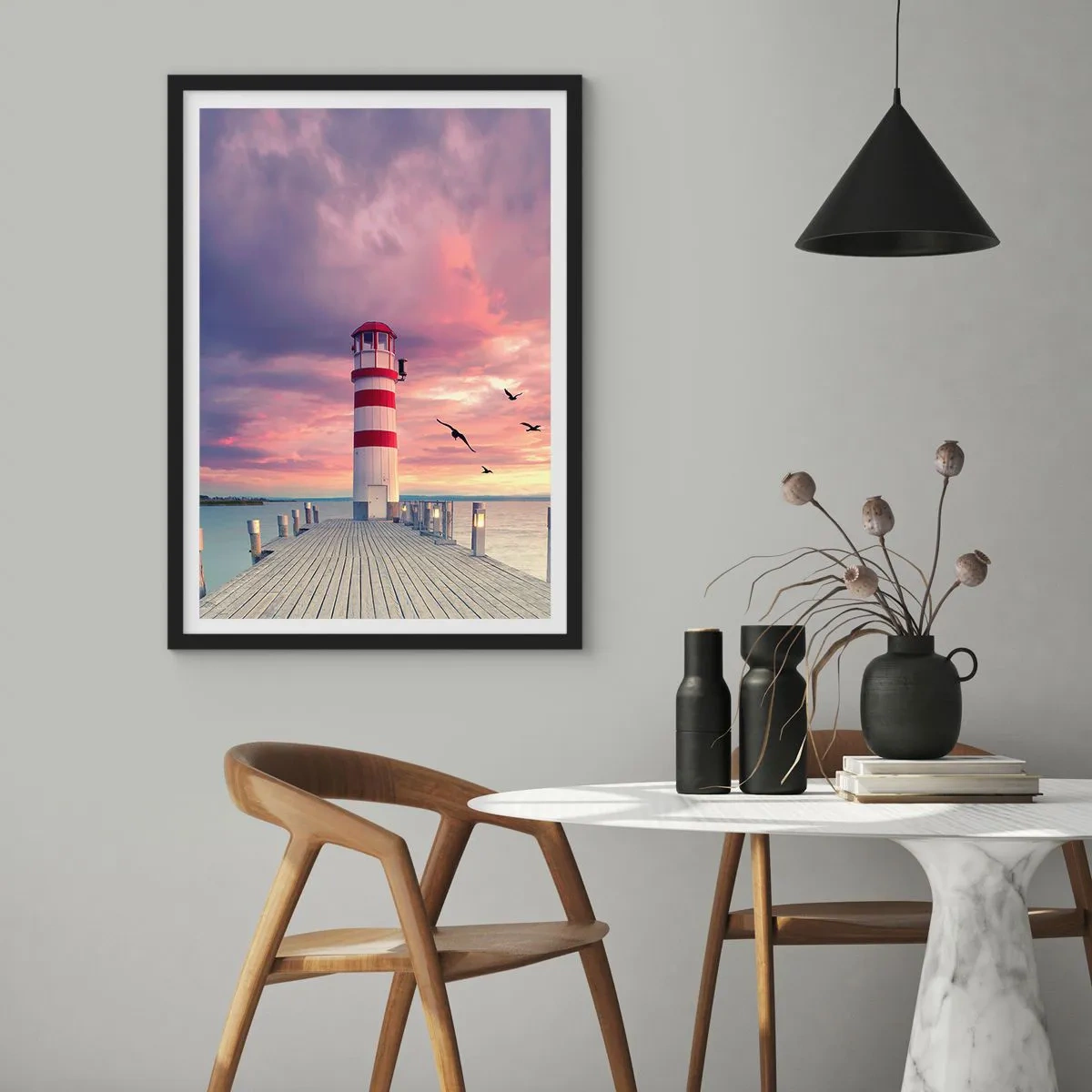 Pôster com moldura preta - Farol com o pôr do sol como pano de fundo - 50x70cm - Hora de ir ao porto - Decoração de parede moderna para a sala de estar e quarto ARTTOR