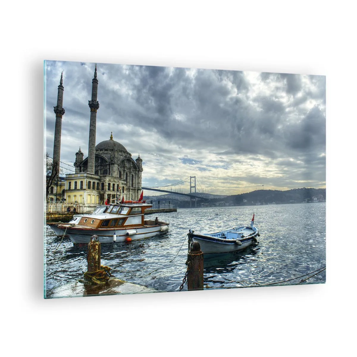 Quadro em vidro - Vista da mesquita, ponte e barcos no cais - 70x50cm - Na fronteira dos mundos - Decoração de parede moderna para a sala de estar e quarto ARTTOR