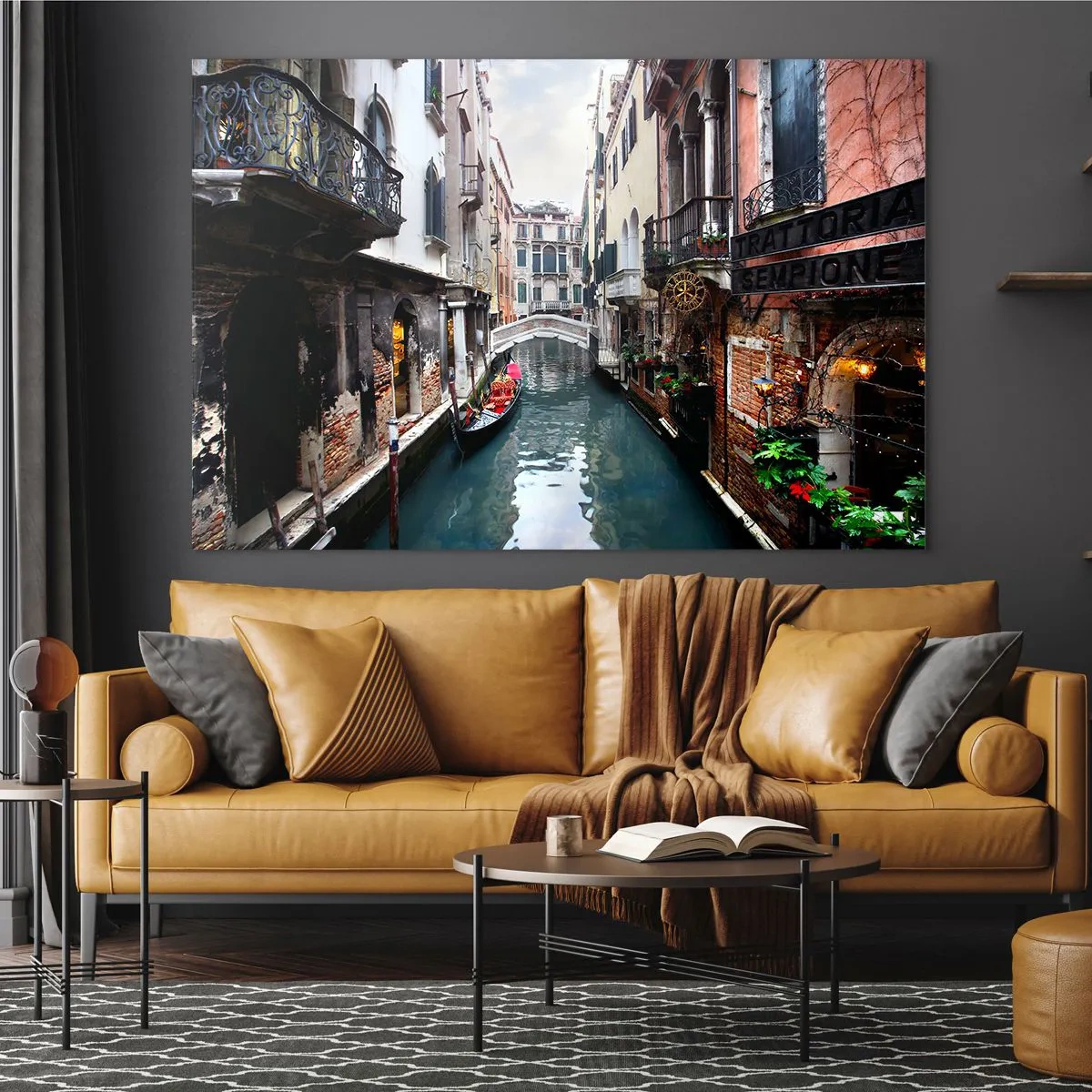 Quadro em vidro - Um canal veneziano com uma gôndola cercada por edifícios históricos - 70x50cm - Paisagem veneziana com gôndola e ponte - Decoração de parede moderna para a sala de estar e quarto ARTTOR