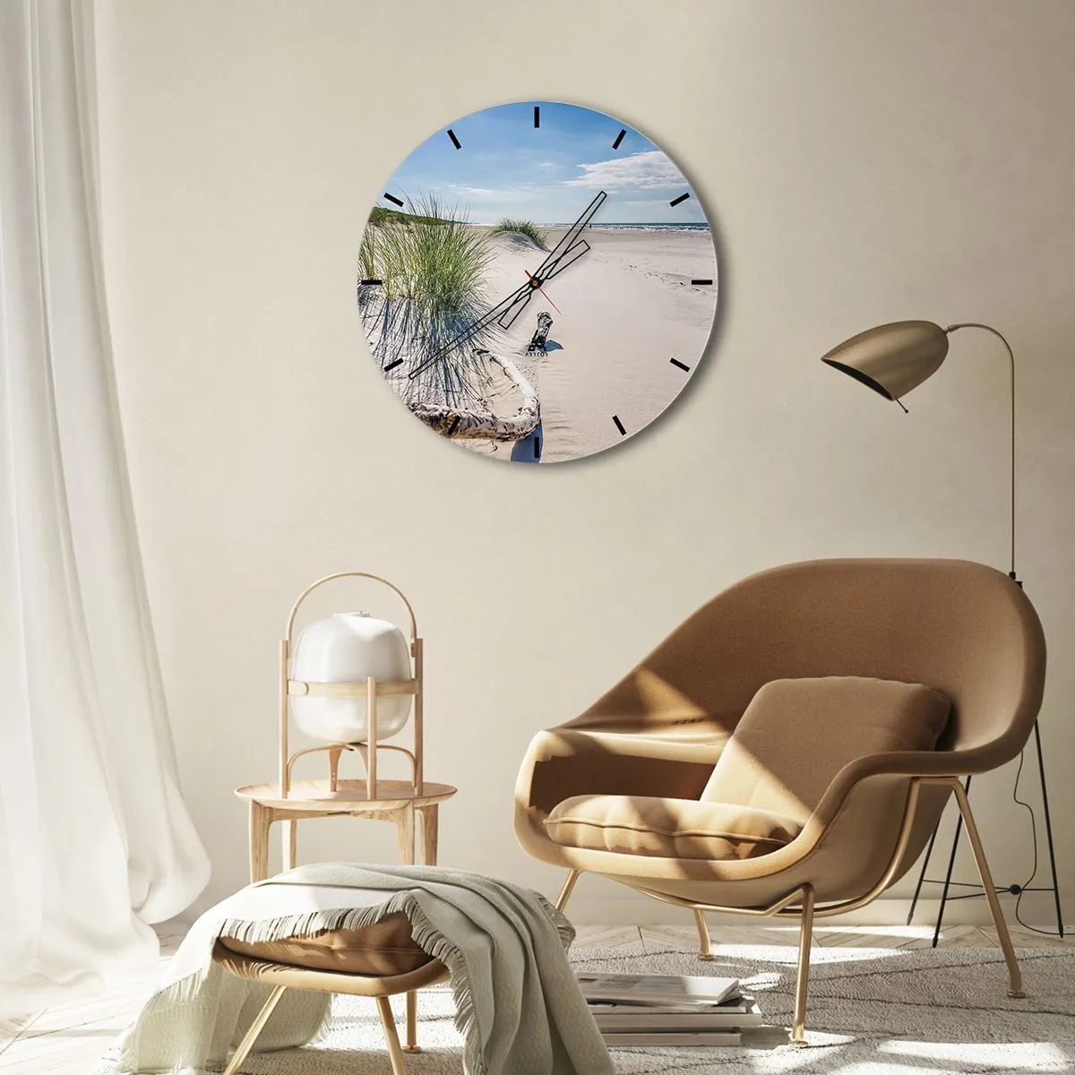 Relógio de parede - Relógio em vidro - Uma praia com areia, grama e vista para o mar em um dia ensolarado - 30x30cm - A mais bonita? do Báltico - Decoração de parede moderna para a sala de estar, cozinha e quarto ARTTOR