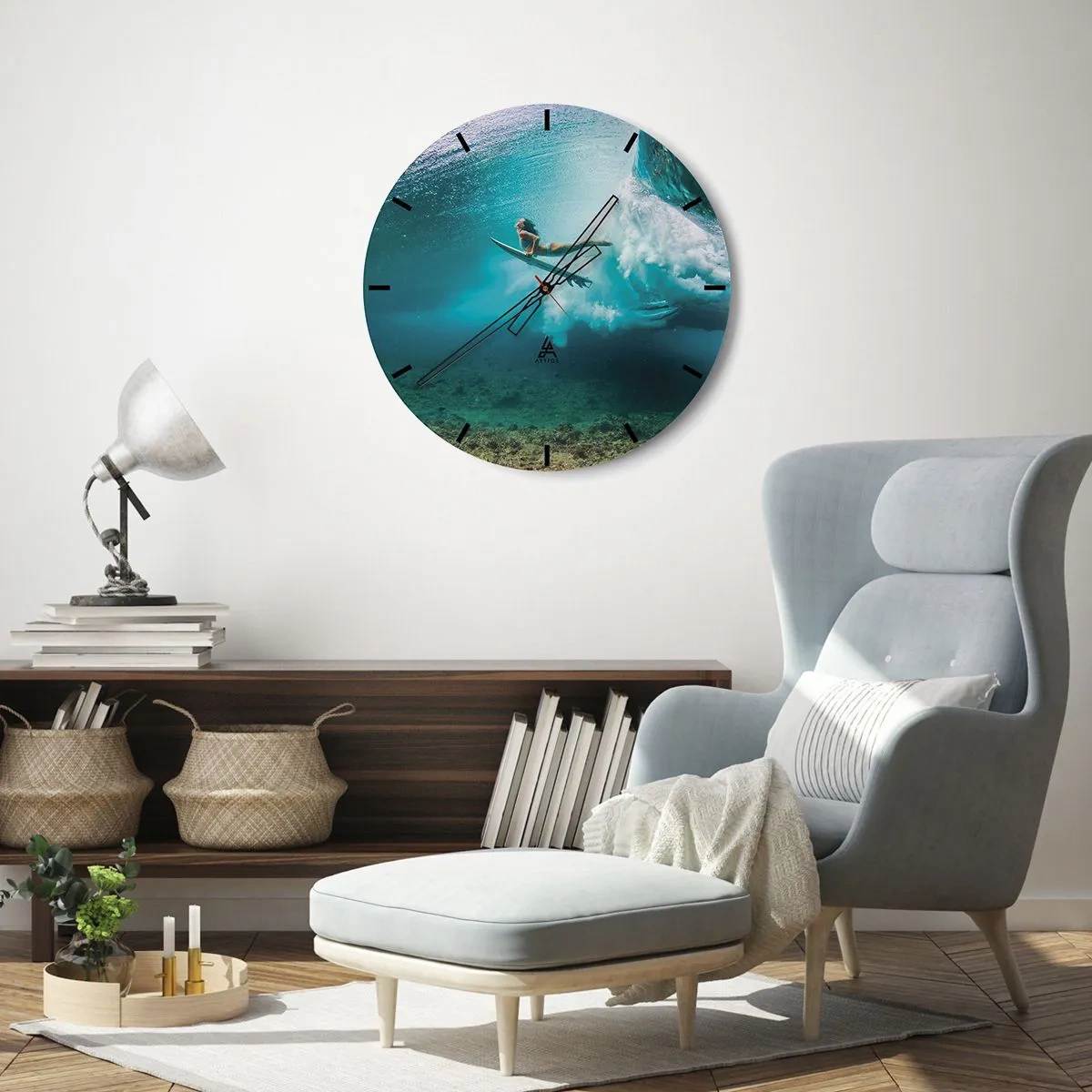 Relógio de parede - Relógio em vidro - Um surfista pegando uma onda em águas cristalinas - 30x30cm - O mundo subaquático - Decoração de parede moderna para a sala de estar, cozinha e quarto ARTTOR