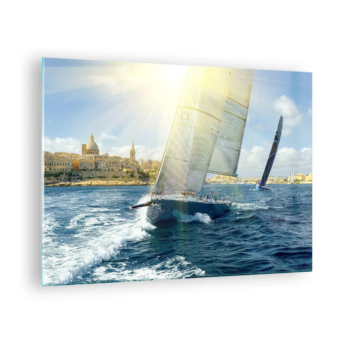 Quadro em vidro - Um iate navegando tendo como pano de fundo uma cidade em um dia ensolarado - 70x50cm - É hora de deixar a cidade - Decoração de parede moderna para a sala de estar e quarto ARTTOR