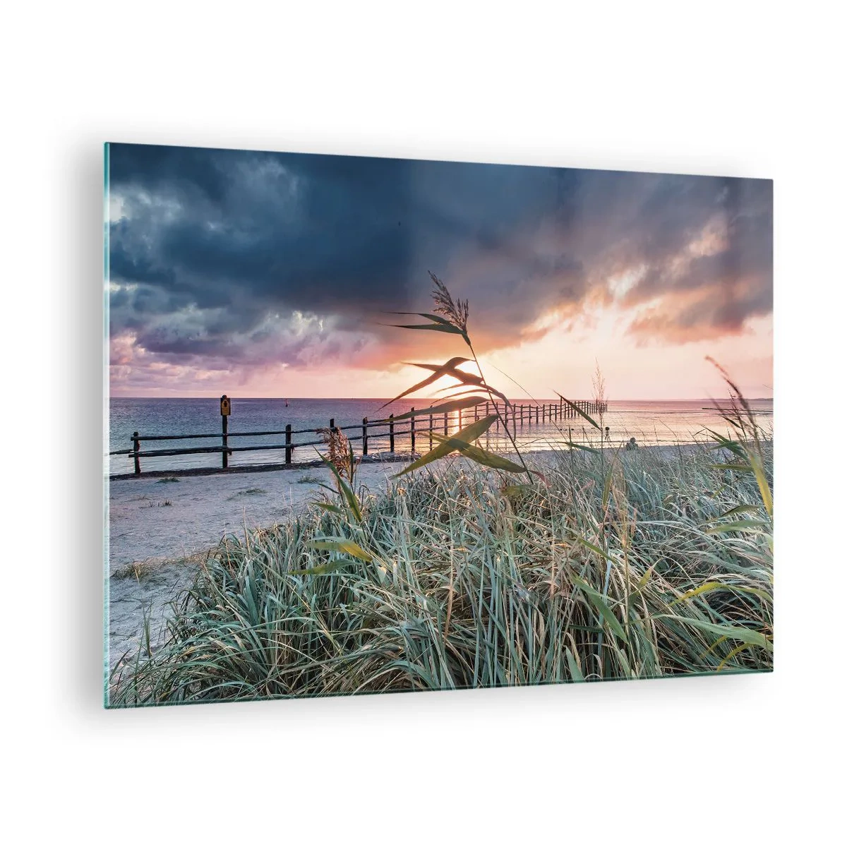 Quadro em vidro - A praia ao pôr do sol com vista para o cais, cercada por grama - 70x50cm - O vento não leva - Decoração de parede moderna para a sala de estar e quarto ARTTOR