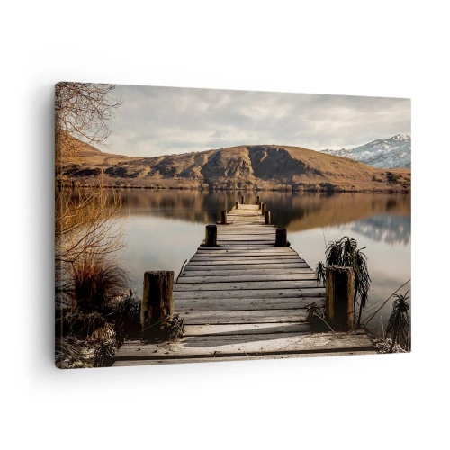 Quadro em tela - Um píer de madeira sobre um lago cercado por colinas pitorescas - 70x50cm - Paisagem em silêncio - Decoração de parede moderna para a sala de estar e quarto ARTTOR