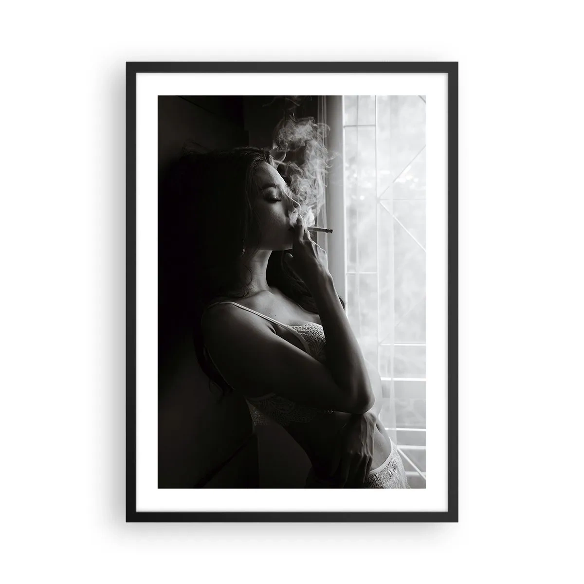 Pôster com moldura preta - Uma mulher de lingerie fumando um cigarro em preto e branco - 50x70cm - Um momento sensual - Decoração de parede moderna para a sala de estar e quarto ARTTOR