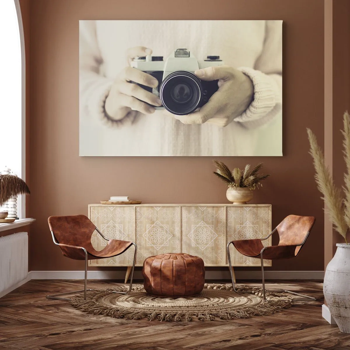 Quadro em tela - Câmera retro nas mãos contra um fundo claro - 70x50cm - Para ver mais... - Decoração de parede moderna para a sala de estar e quarto ARTTOR