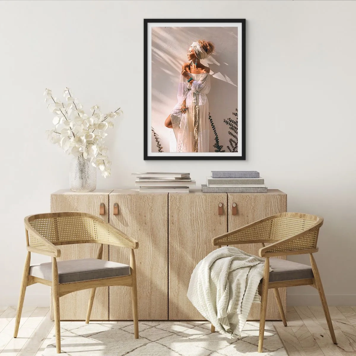 Pôster com moldura preta - Mulher estilosa com um vestido boho contra uma parede clara - 50x70cm - O sol e a garota - Decoração de parede moderna para a sala de estar e quarto ARTTOR