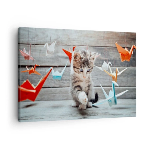 Quadro em tela - Um gatinho brincando com tsurus de papel pendurados. - 70x50cm - Primeira lição - Decoração de parede moderna para a sala de estar e quarto ARTTOR