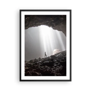 Pôster com moldura preta - Uma figura em uma caverna iluminada por raios de luz - 50x70cm - Gruta luminosa - Decoração de parede moderna para a sala de estar e quarto ARTTOR