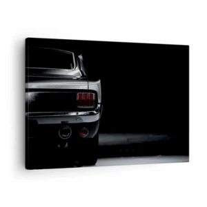 Quadro em tela - Uma imagem em preto e branco da traseira de um carro clássico contra um fundo escuro. - 70x50cm - O charme do clássico - Decoração de parede moderna para a sala de estar e quarto ARTTOR