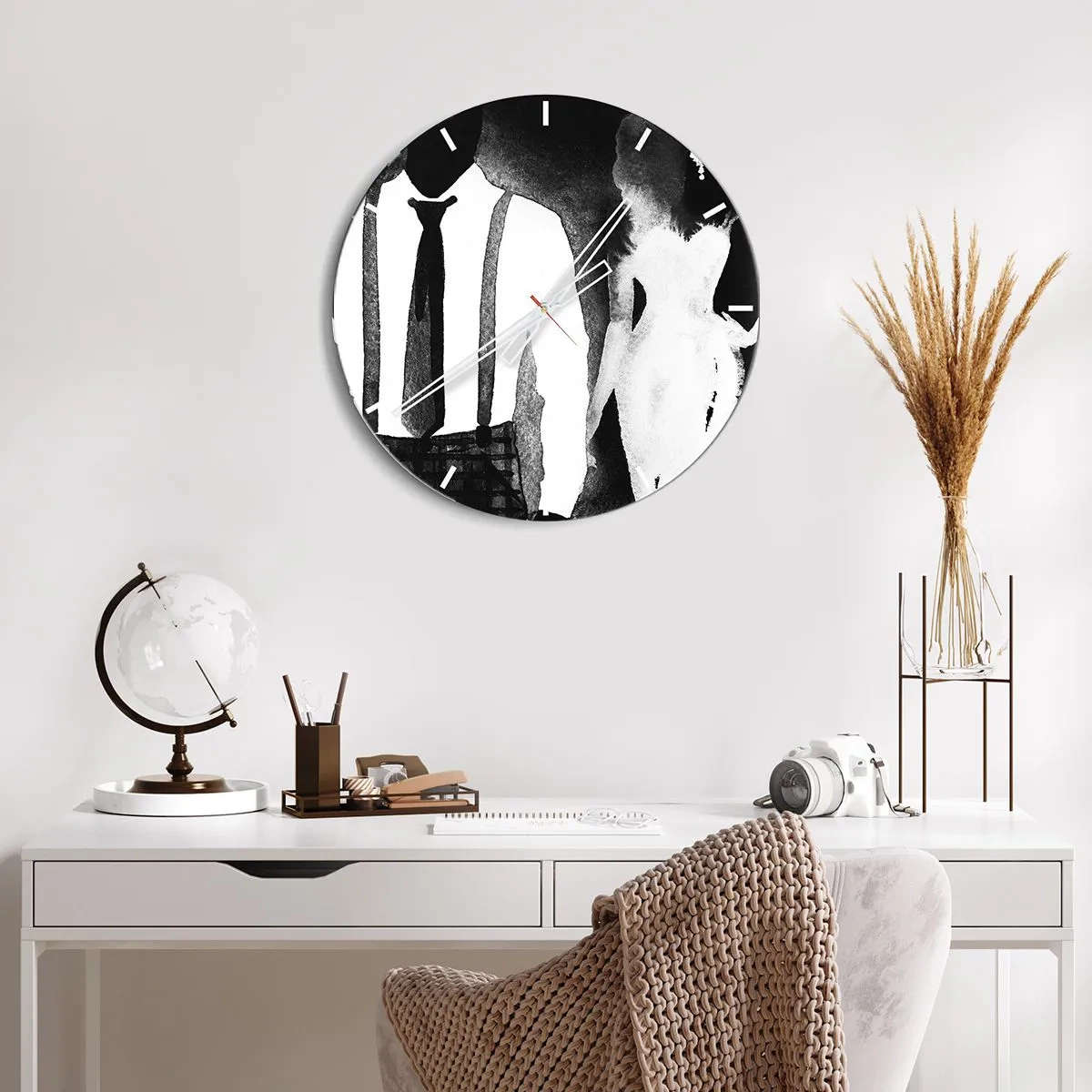 Relógio de parede - Relógio em vidro - Silhuetas de uma mulher e um homem em uma atmosfera noir em preto e branco - 30x30cm - Num clima noir - Decoração de parede moderna para a sala de estar, cozinha e quarto ARTTOR