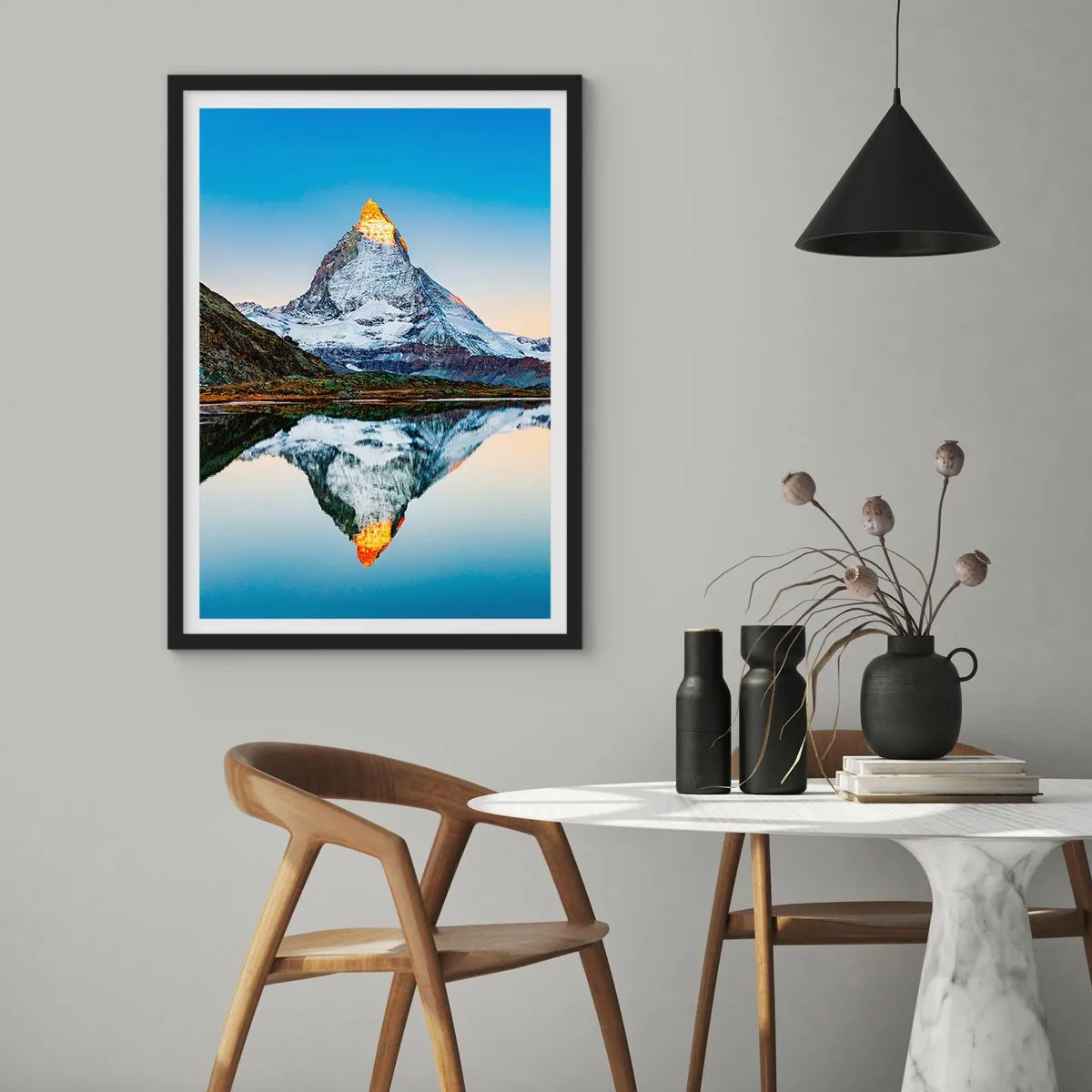 Pôster com moldura preta - Uma montanha com um pico coberto de neve refletido em um lago - 50x70cm - Dois mundos - Decoração de parede moderna para a sala de estar e quarto ARTTOR