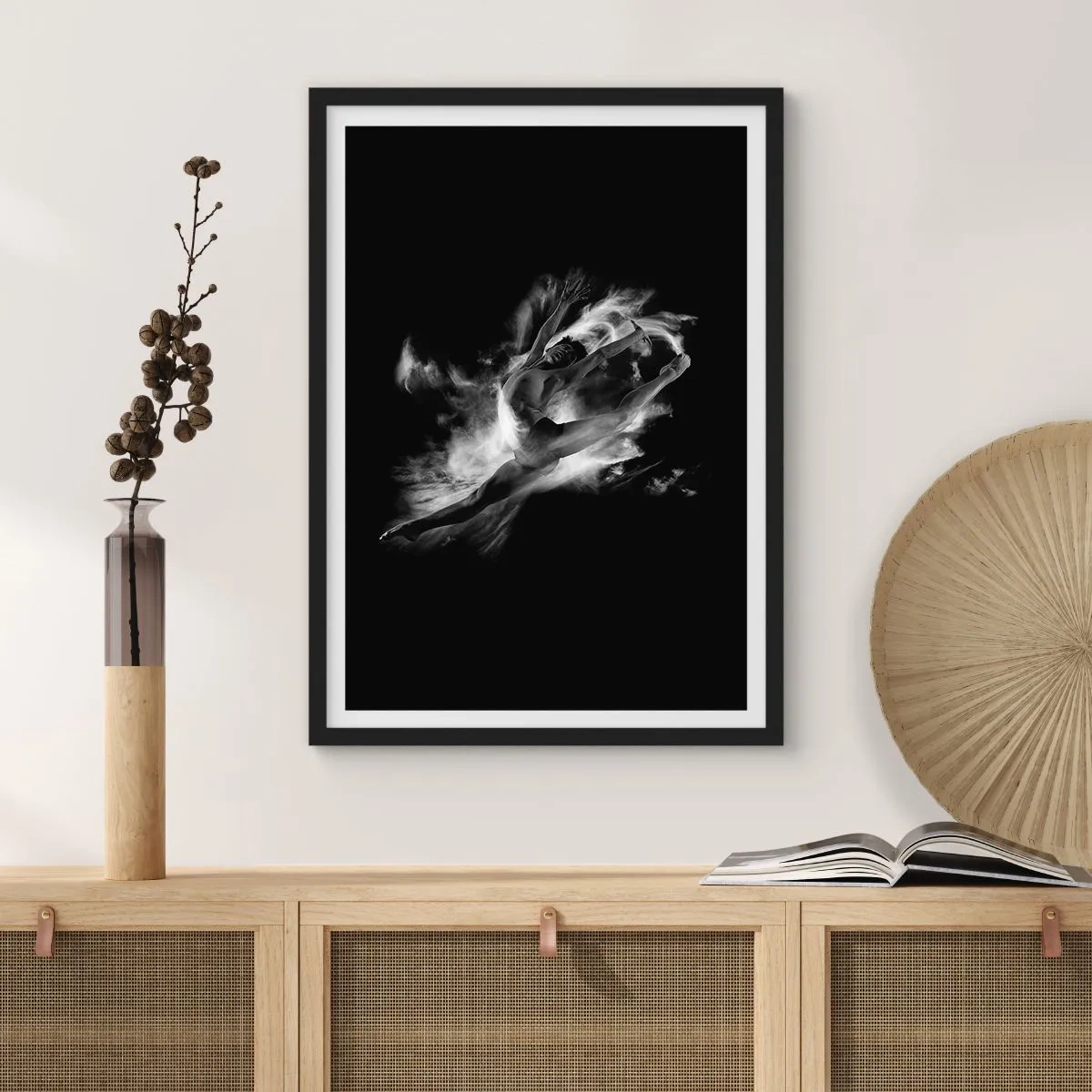 Pôster com moldura preta - Uma dançarina em movimento dinâmico contra um fundo preto - 50x70cm - Parado no ar - Decoração de parede moderna para a sala de estar e quarto ARTTOR