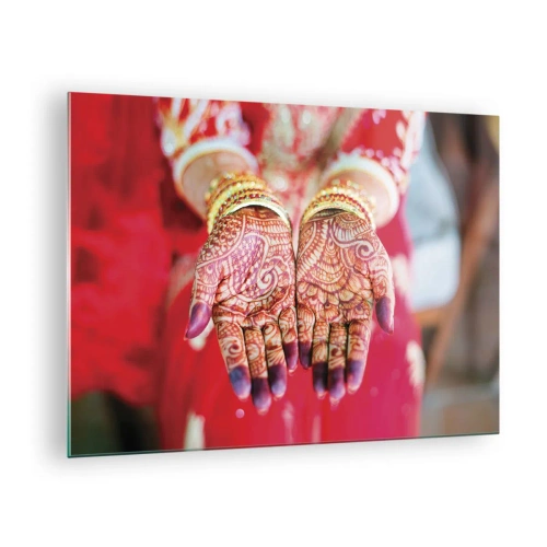 Quadro em vidro - Mãos pintadas com hena em traje tradicional sobre fundo vermelho - 70x50cm - Pronto para alcançar a felicidade - Decoração de parede moderna para a sala de estar e quarto ARTTOR