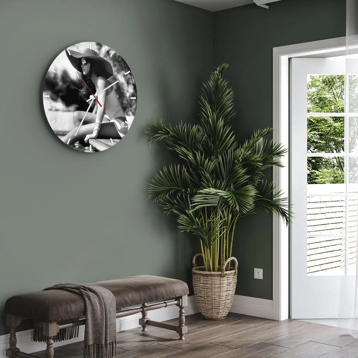 Relógio de parede - Relógio em vidro - Retrato de mulher estilosa com chapéu e óculos de sol na piscina - 30x30cm - Sonho de verão - Decoração de parede moderna para a sala de estar, cozinha e quarto ARTTOR