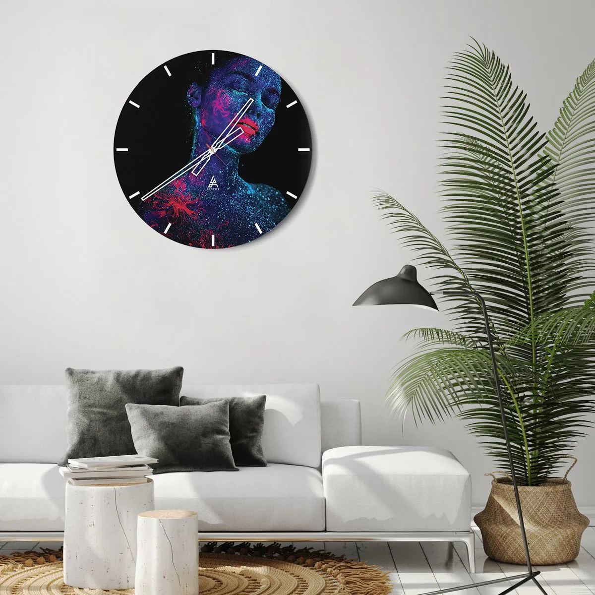Relógio de parede - Relógio em vidro - Retrato de uma mulher com pinturas faciais fluorescentes - 30x30cm - Na poeira estelar - Decoração de parede moderna para a sala de estar, cozinha e quarto ARTTOR