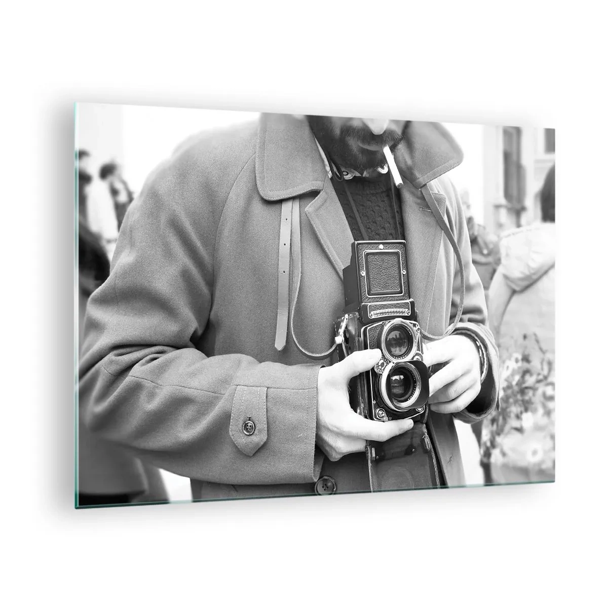 Quadro em vidro - Foto em preto e branco de um homem com uma câmera analógica - 70x50cm - Estilo retro - Decoração de parede moderna para a sala de estar e quarto ARTTOR