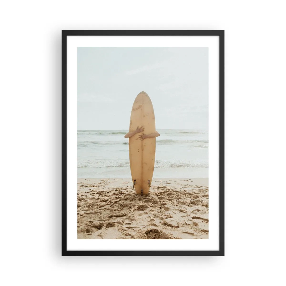 Pôster com moldura preta - Uma pessoa segurando uma prancha de surfe em uma praia, com vista para o mar. - 50x70cm - Pelo amor das ondas - Decoração de parede moderna para a sala de estar e quarto ARTTOR