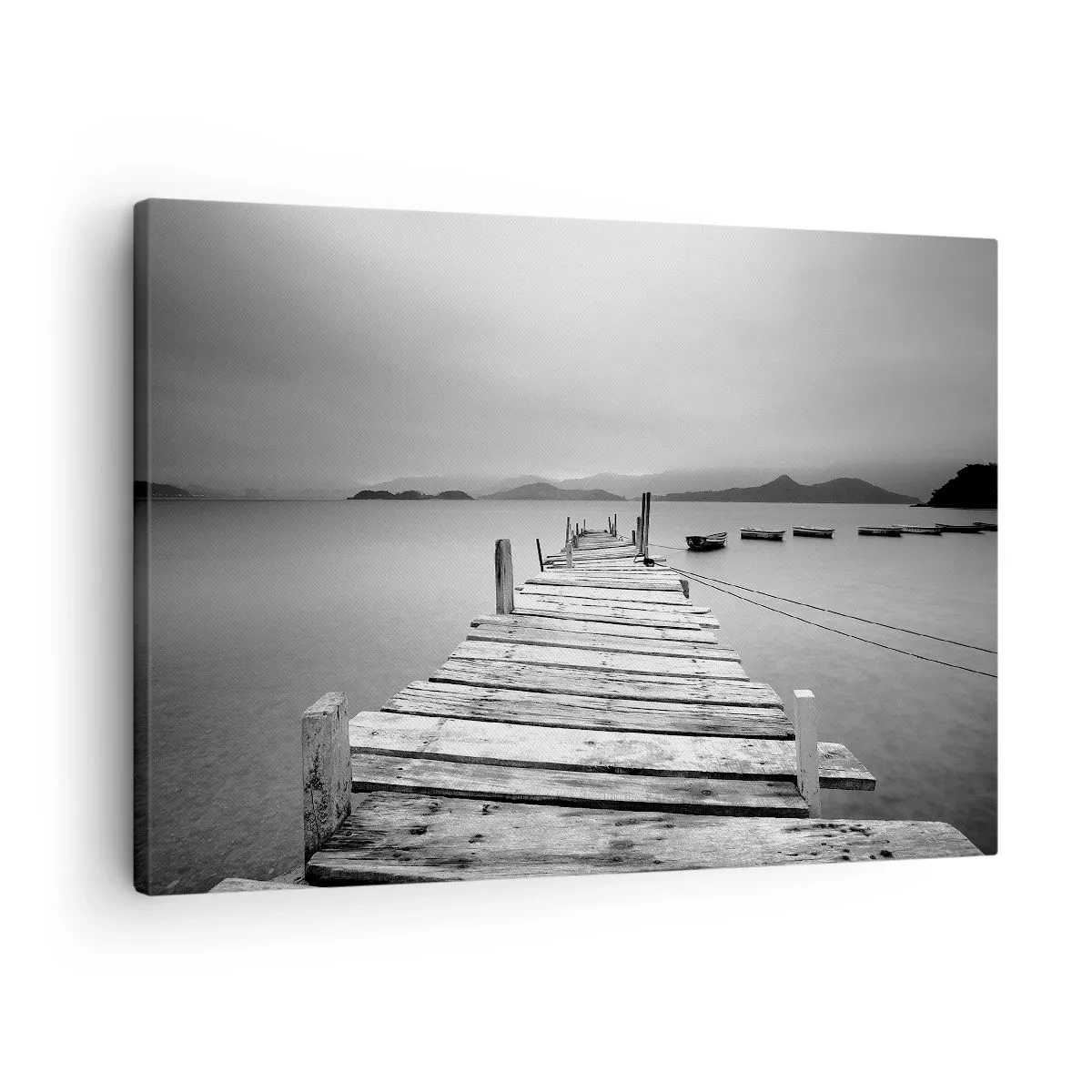 Quadro em tela - Uma vista em preto e branco de um cais de madeira e um lago calmo. - 70x50cm - Além das montanhas, além dos mares - Decoração de parede moderna para a sala de estar e quarto ARTTOR
