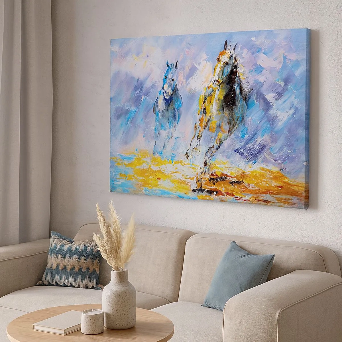 Quadro em tela - Dois cavalos em movimento contra o pano de fundo de uma paisagem abstrata - 70x50cm - Galopando através do brilho - Decoração de parede moderna para a sala de estar e quarto ARTTOR