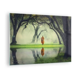 Quadro em vidro - Um monge com uma túnica laranja caminha entre as árvores perto da água - 70x50cm - A caminho da iluminação - Decoração de parede moderna para a sala de estar e quarto ARTTOR