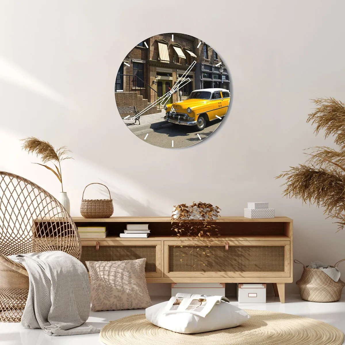 Relógio de parede - Relógio em vidro - Um táxi amarelo em frente a um edifício elegante - 30x30cm - Era uma vez na América - Decoração de parede moderna para a sala de estar, cozinha e quarto ARTTOR