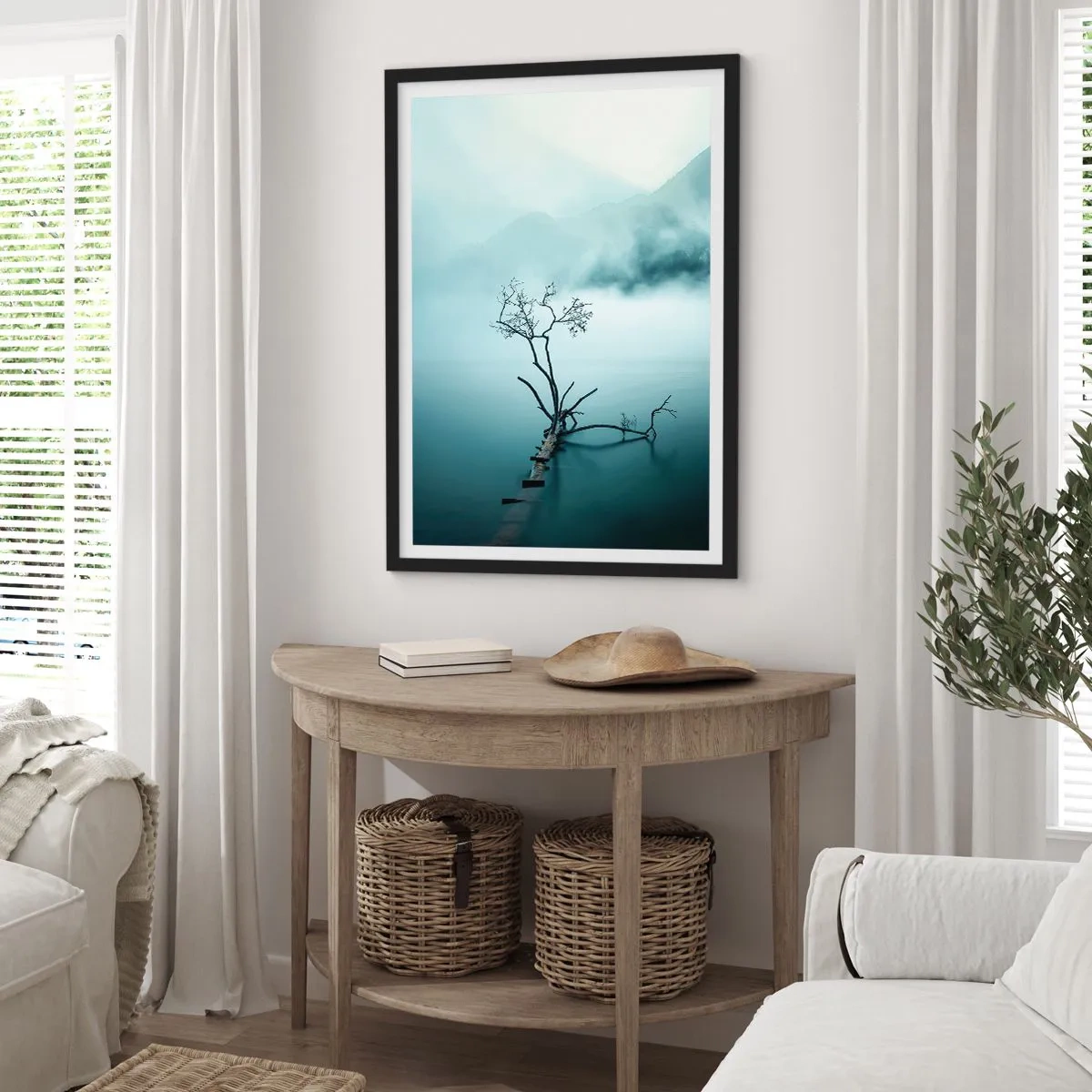 Pôster com moldura preta - Uma fotografia de uma árvore solitária crescendo na água, cercada por neblina e montanhas. - 50x70cm - Da água e da neblina - Decoração de parede moderna para a sala de estar e quarto ARTTOR