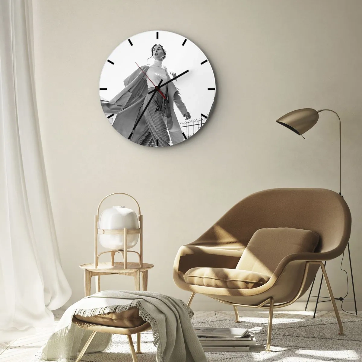 Relógio de parede - Relógio em vidro - Uma mulher elegante em movimento tendo como pano de fundo a arquitetura urbana - 30x30cm - Vens comigo? - Decoração de parede moderna para a sala de estar, cozinha e quarto ARTTOR