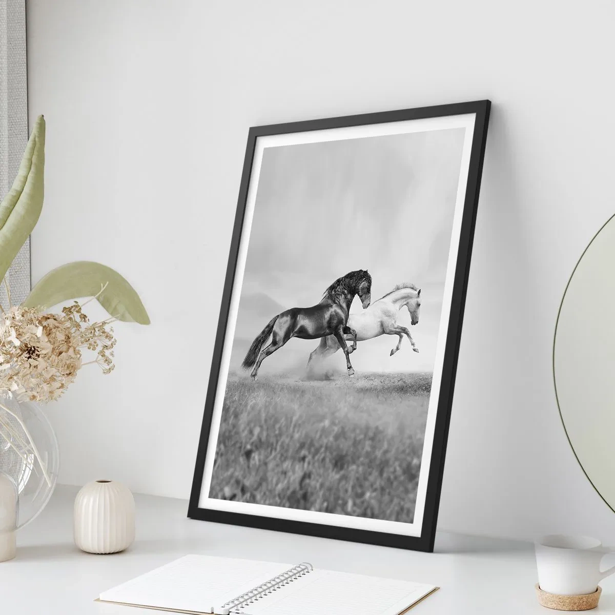 Pôster com moldura preta - Cavalos pretos e brancos galopando dinamicamente contra um fundo de campo - 50x70cm - Anjos e demônios - Decoração de parede moderna para a sala de estar e quarto ARTTOR