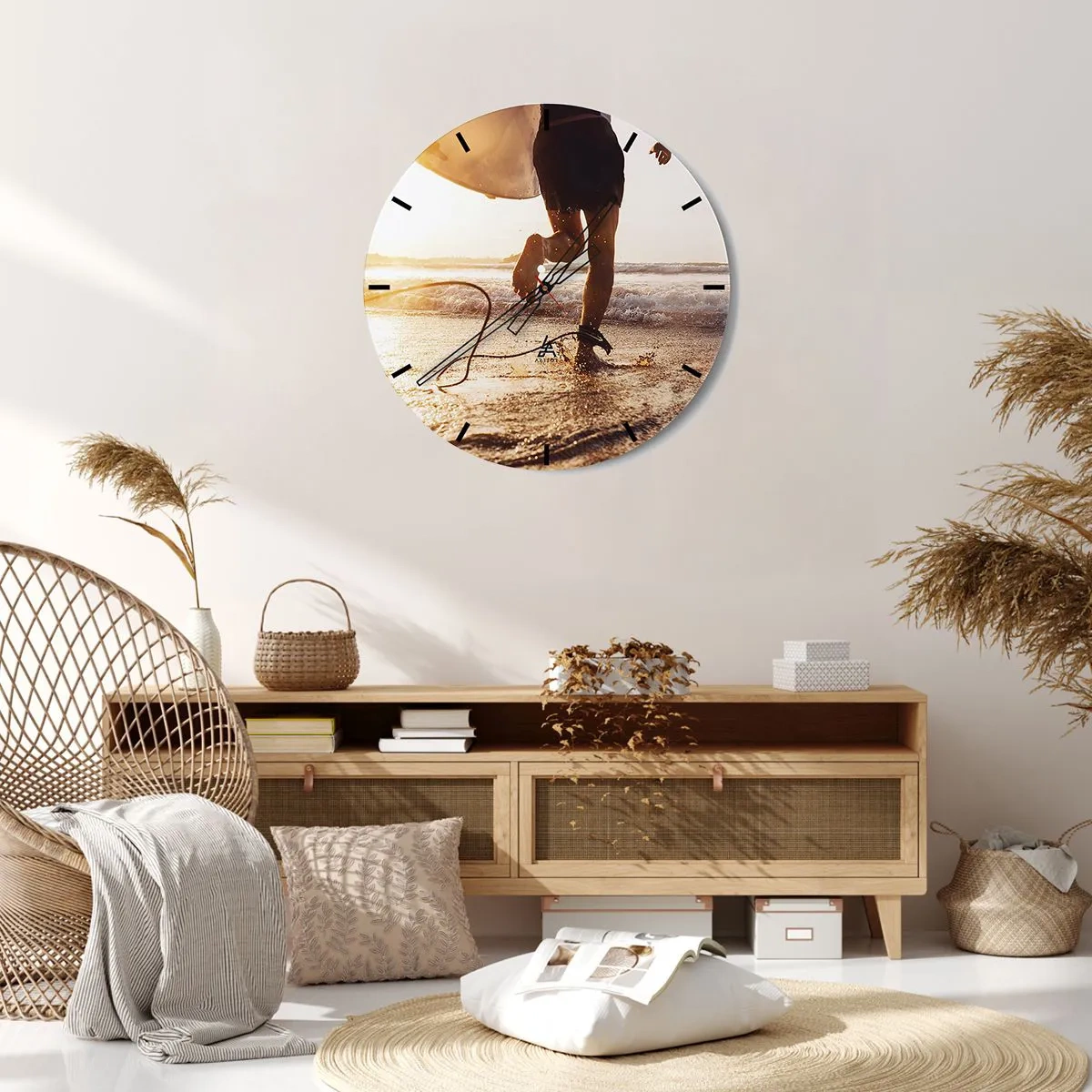 Relógio de parede - Relógio em vidro - Um surfista corre pela praia com sua prancha ao pôr do sol. - 30x30cm - Encontro das ondas - Decoração de parede moderna para a sala de estar, cozinha e quarto ARTTOR