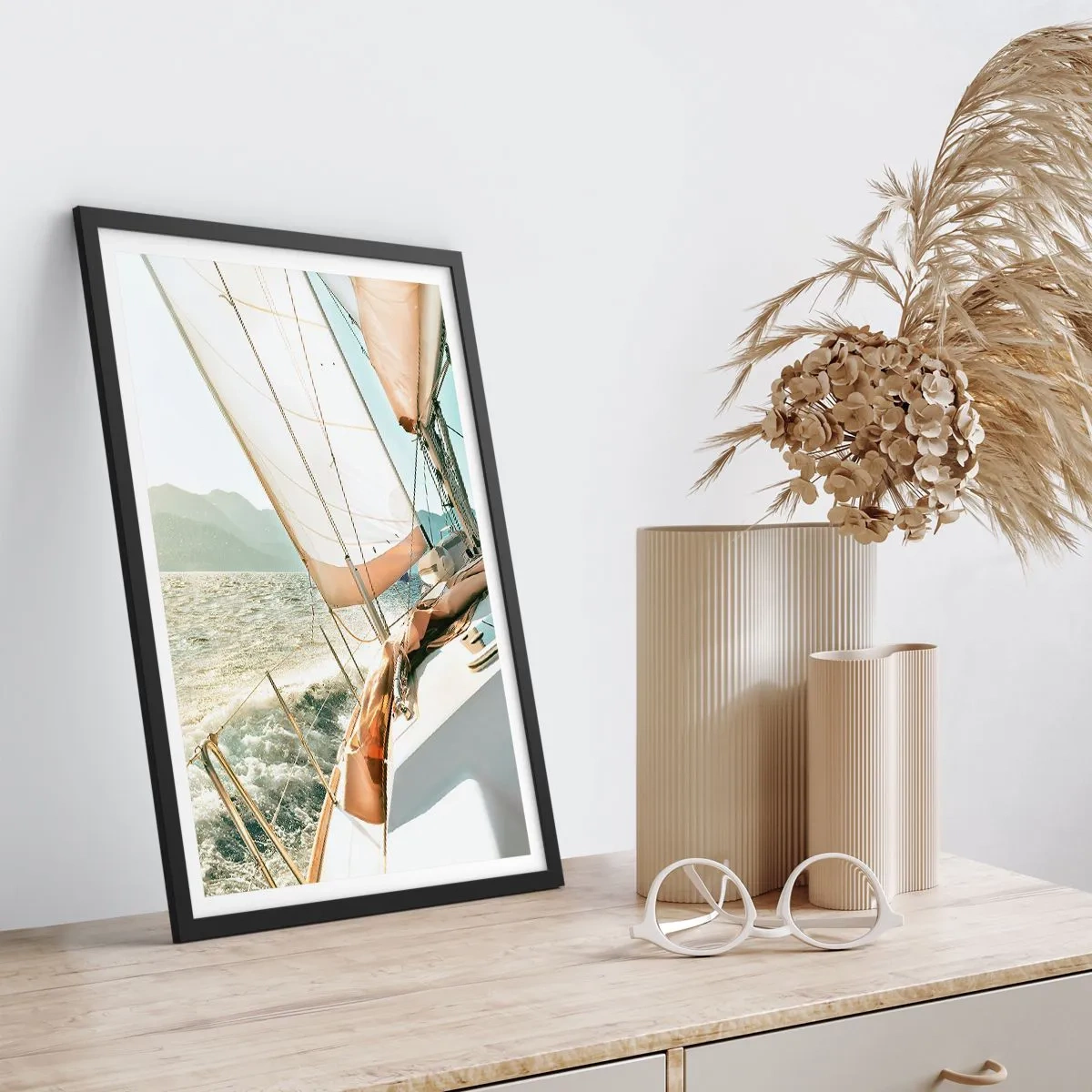 Pôster com moldura preta - Um iate a toda vela em mar aberto sob o sol - 50x70cm - Sob a vela - Decoração de parede moderna para a sala de estar e quarto ARTTOR
