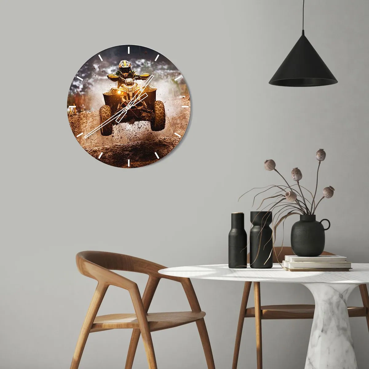 Relógio de parede - Relógio em vidro - Um quadriciclo em movimento em uma pista lamacenta, passeio off-road dinâmico - 30x30cm - No risk no fun - Decoração de parede moderna para a sala de estar, cozinha e quarto ARTTOR
