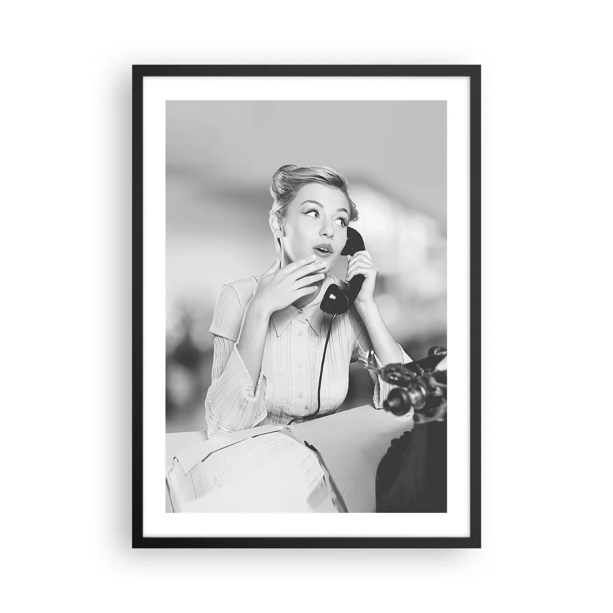 Pôster com moldura preta - Mulher da década de 1950 falando ao telefone em um escritório - 50x70cm - Olá, estes são os anos 50. - Decoração de parede moderna para a sala de estar e quarto ARTTOR