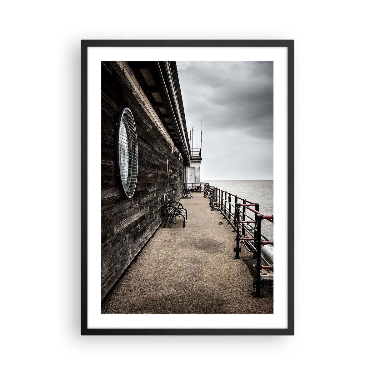 Pôster com moldura preta - Píer de madeira com bancos à beira do mar calmo - 50x70cm - O tempo parou - Decoração de parede moderna para a sala de estar e quarto ARTTOR