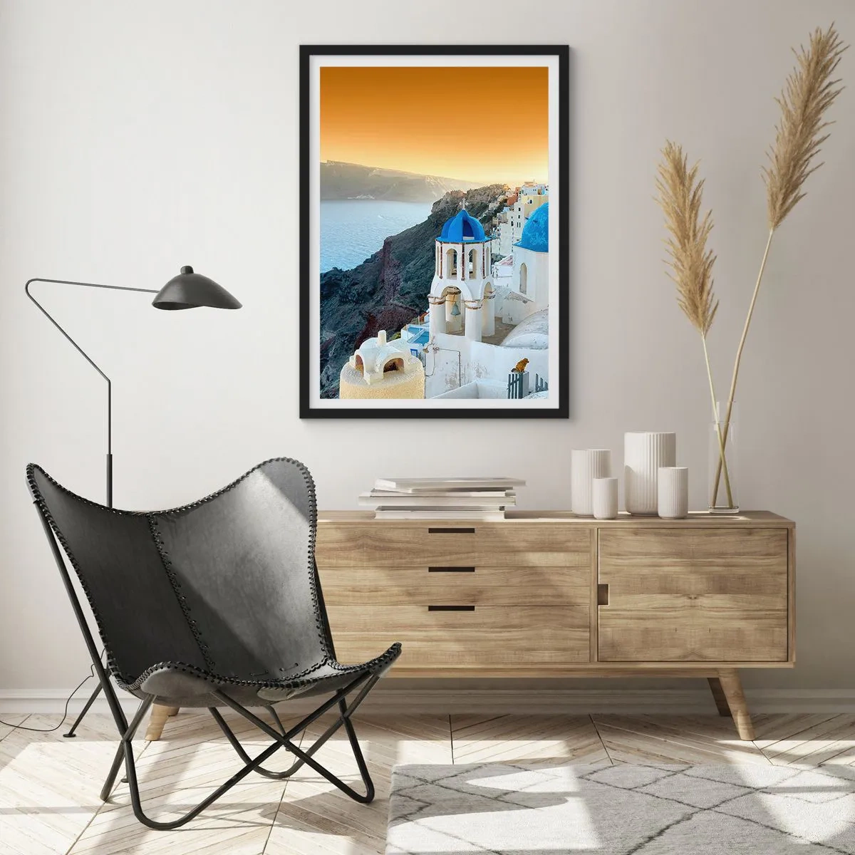 Pôster com moldura preta - Santorini com suas casas brancas e cúpulas azuis - 50x70cm - Santorini - abraçada às rochas - Decoração de parede moderna para a sala de estar e quarto ARTTOR